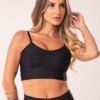 Top fitness preto com recortes e bojo básico